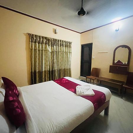 Hotel Peace Ganga Inn Pokhara Buitenkant foto