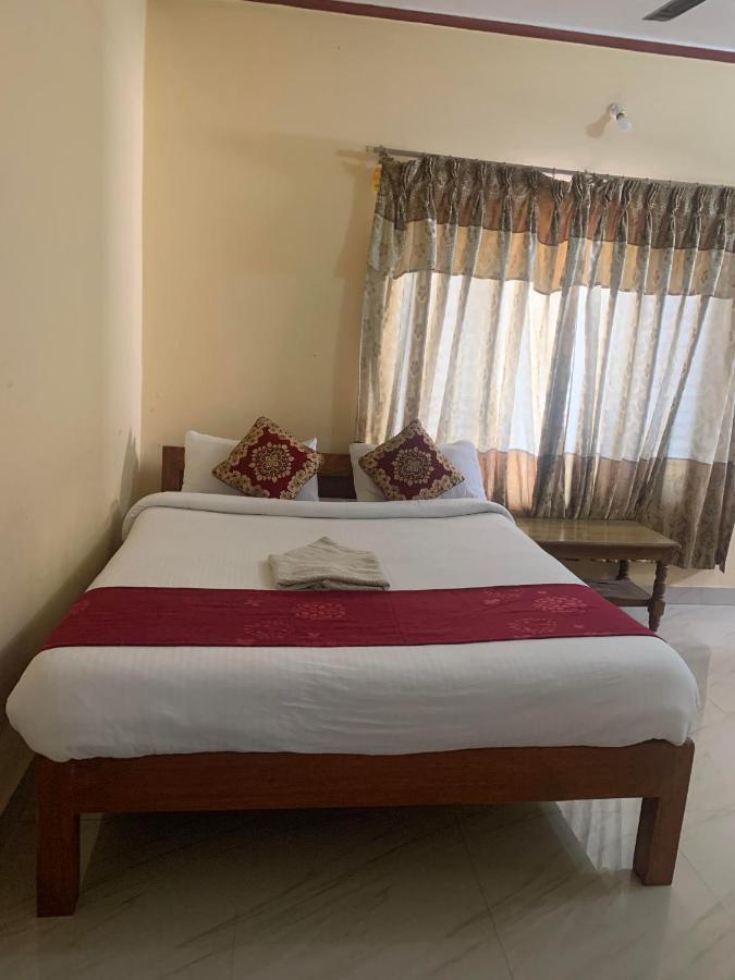 Hotel Peace Ganga Inn Pokhara Buitenkant foto