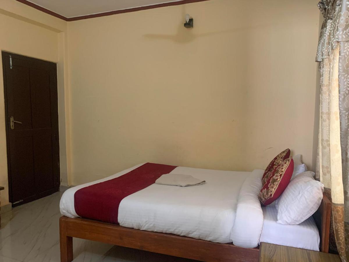Hotel Peace Ganga Inn Pokhara Buitenkant foto