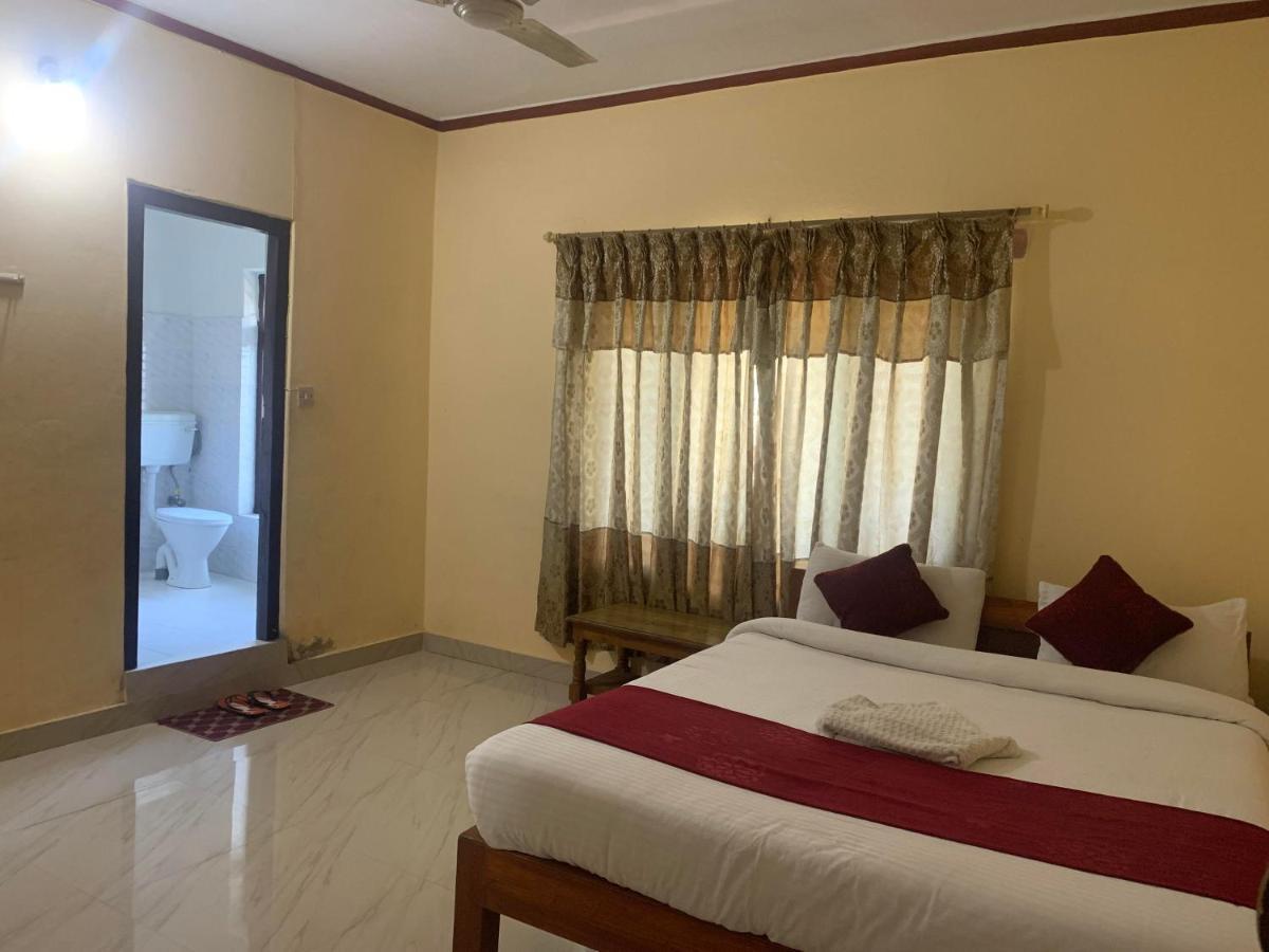 Hotel Peace Ganga Inn Pokhara Buitenkant foto