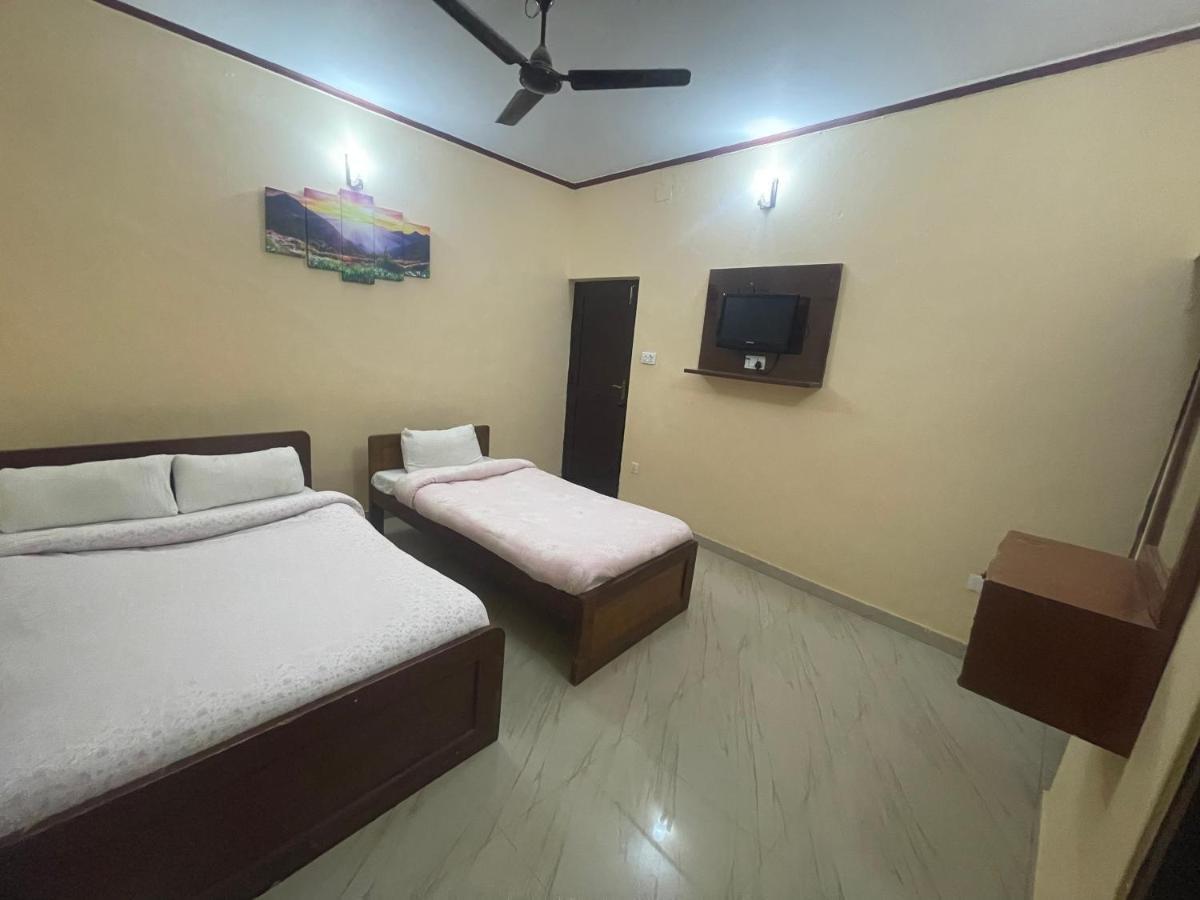 Hotel Peace Ganga Inn Pokhara Buitenkant foto