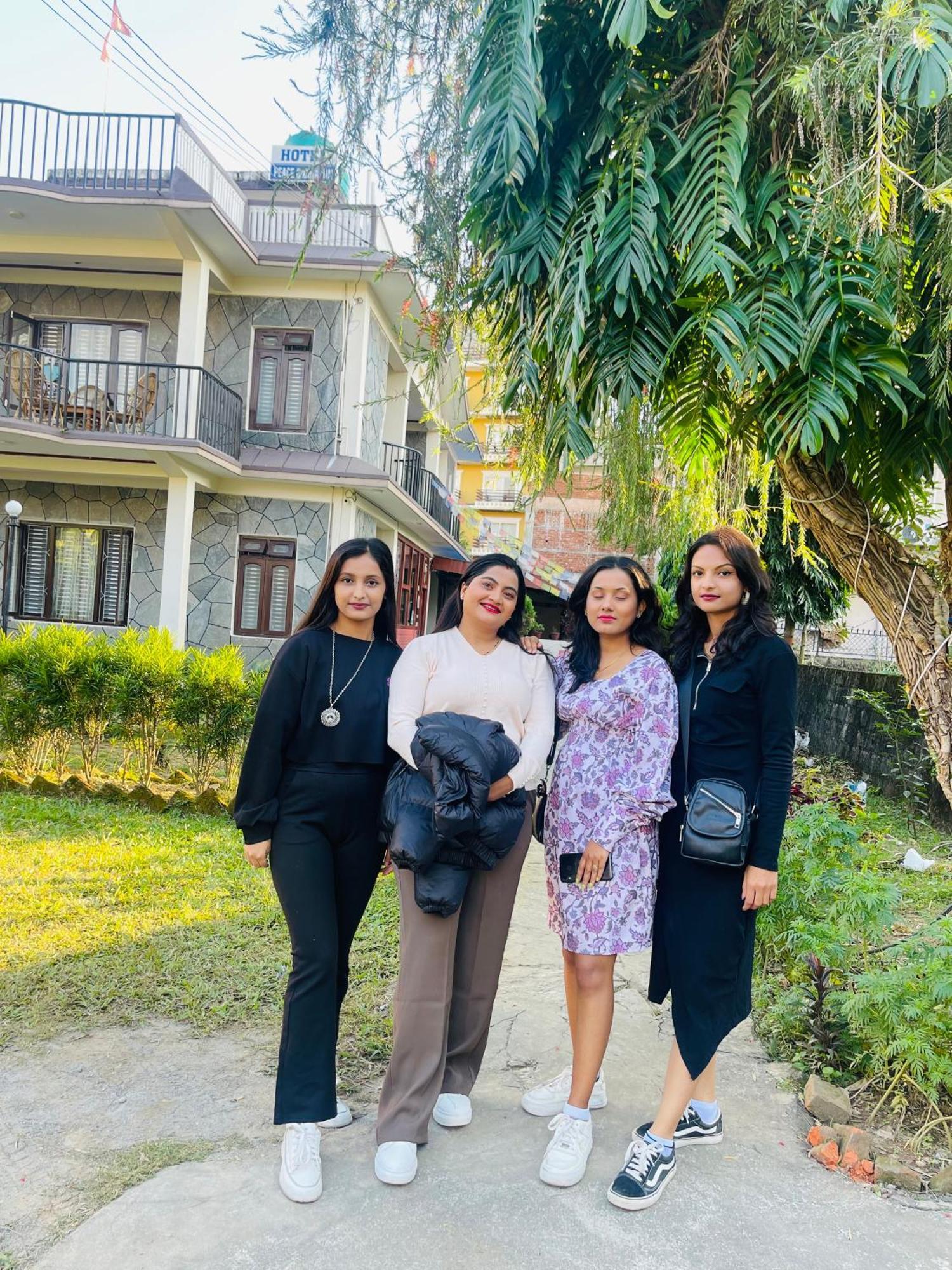 Hotel Peace Ganga Inn Pokhara Buitenkant foto