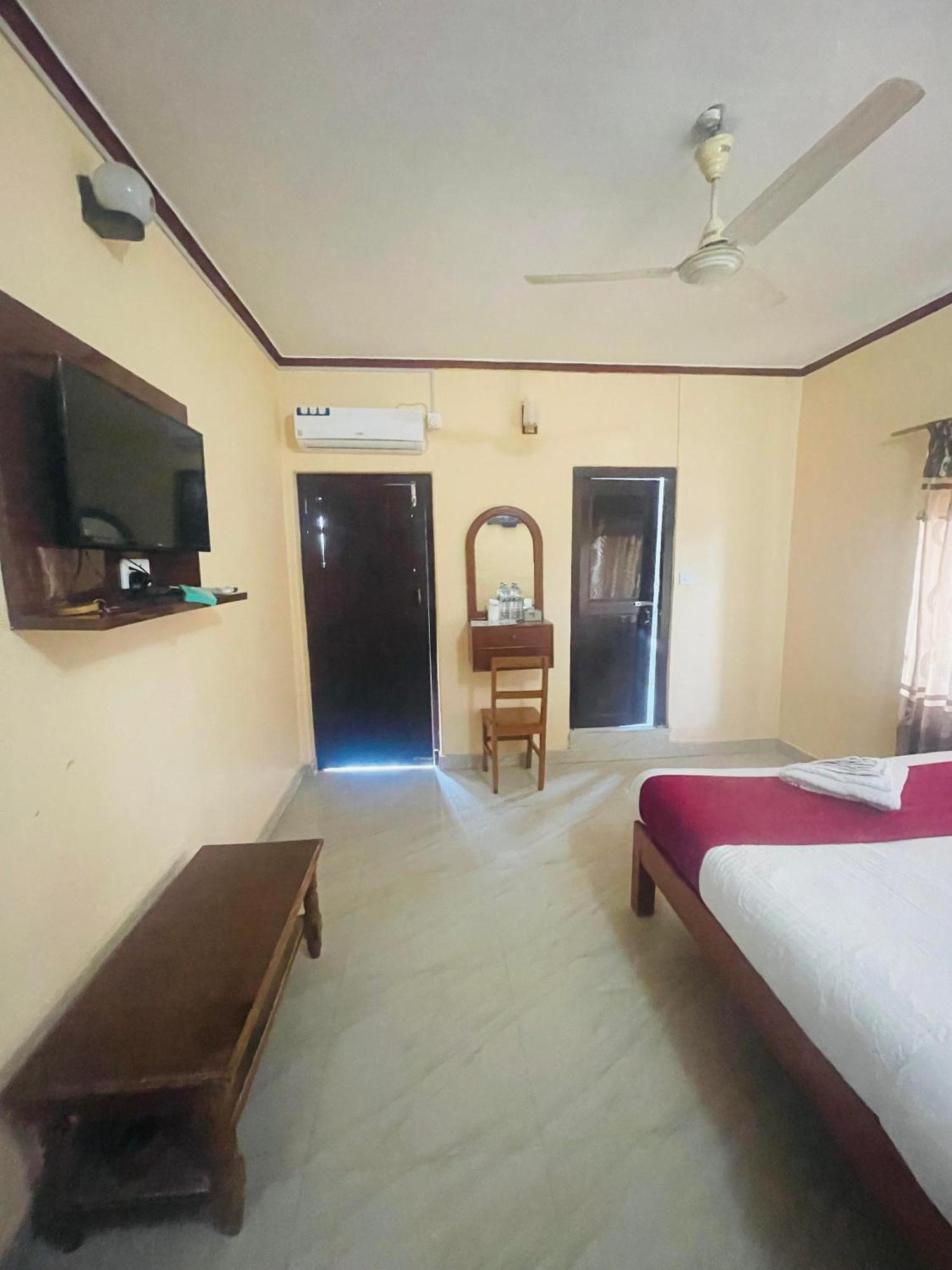 Hotel Peace Ganga Inn Pokhara Buitenkant foto