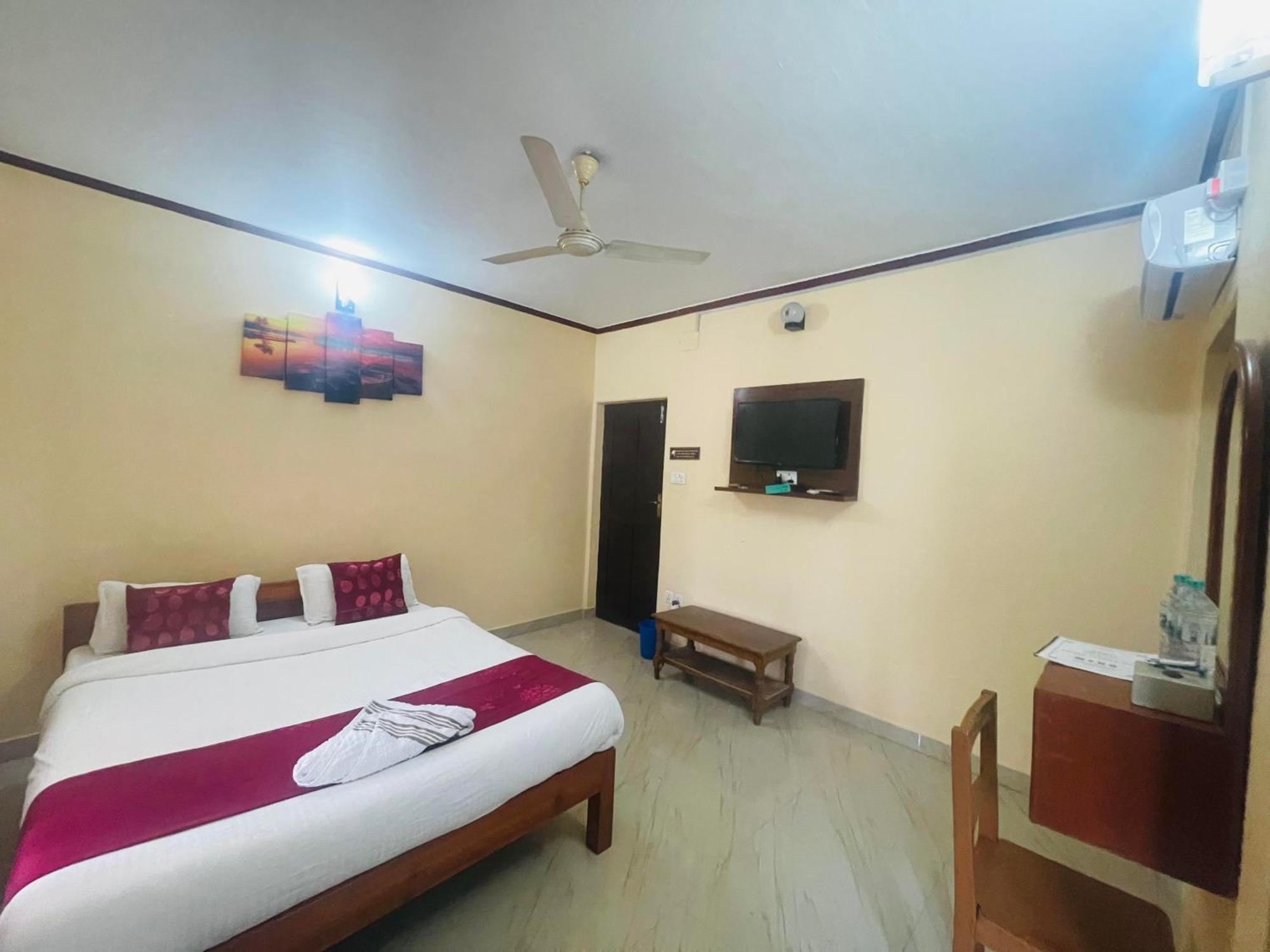 Hotel Peace Ganga Inn Pokhara Buitenkant foto