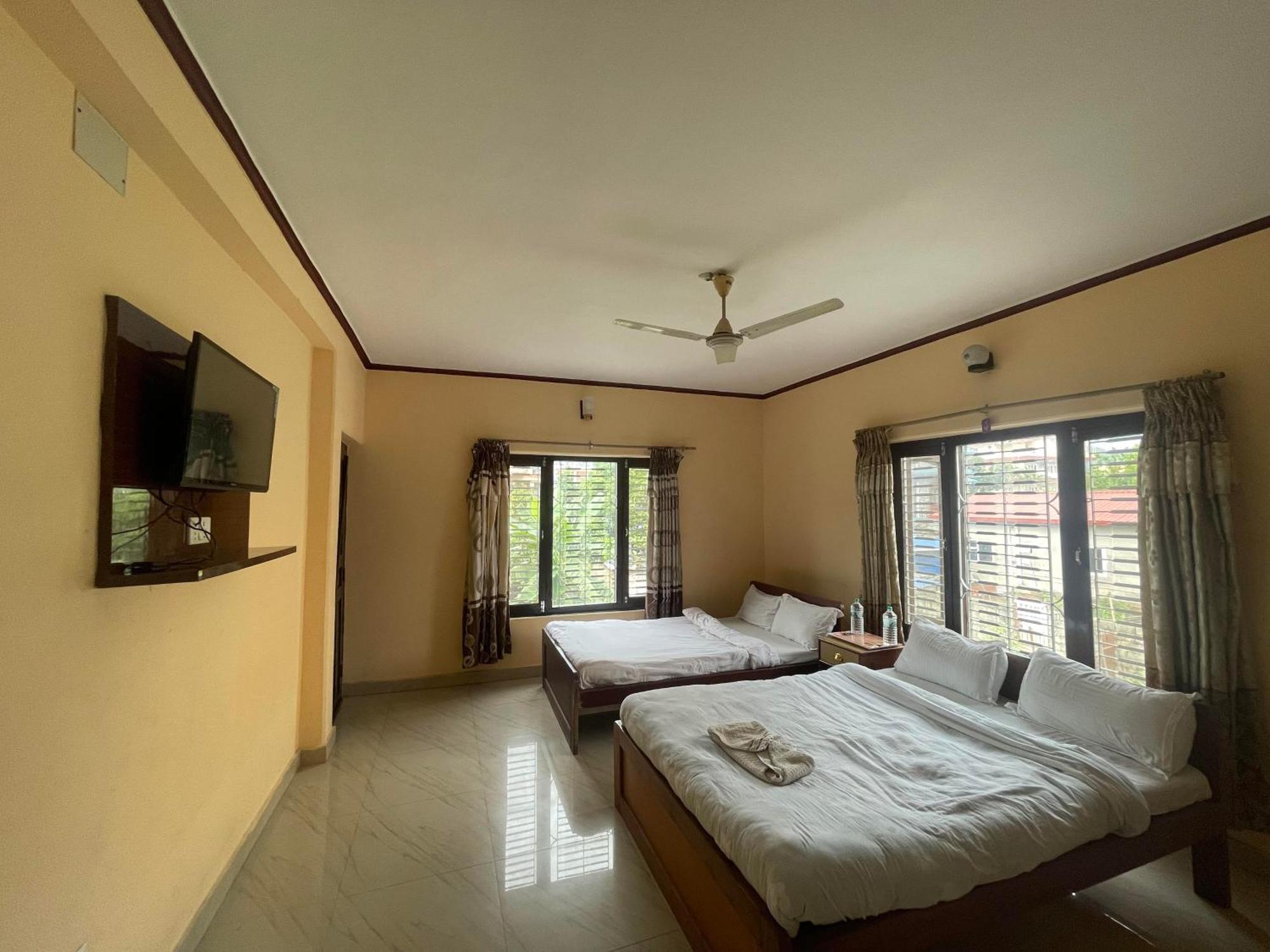Hotel Peace Ganga Inn Pokhara Buitenkant foto