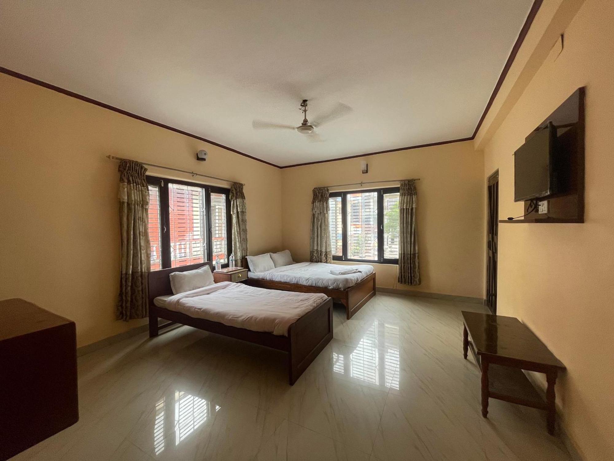 Hotel Peace Ganga Inn Pokhara Buitenkant foto