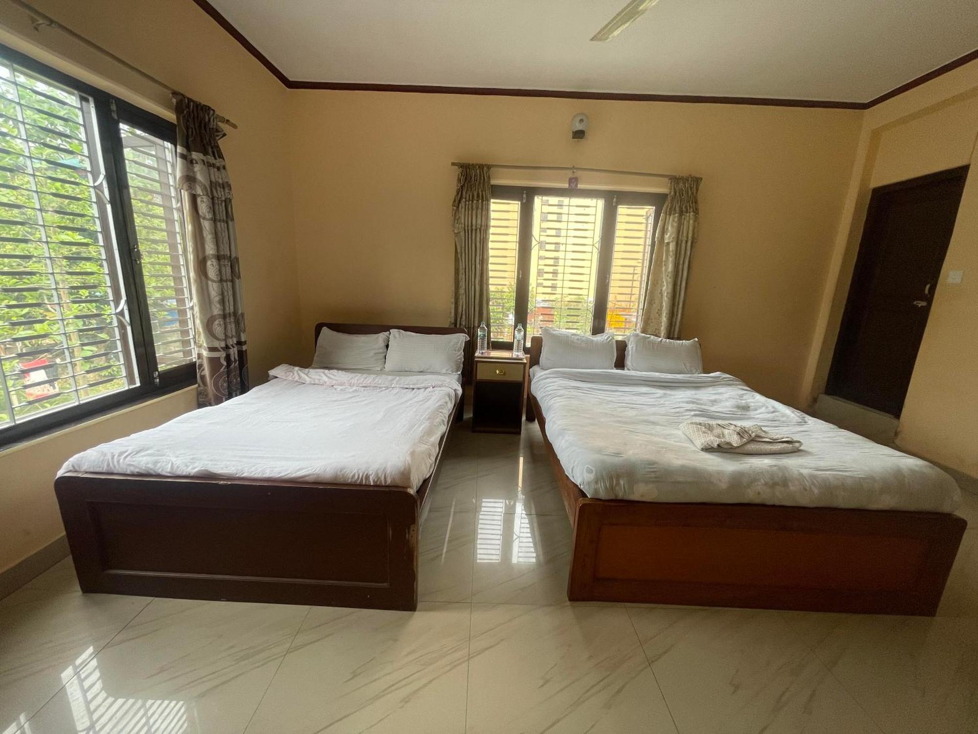 Hotel Peace Ganga Inn Pokhara Buitenkant foto