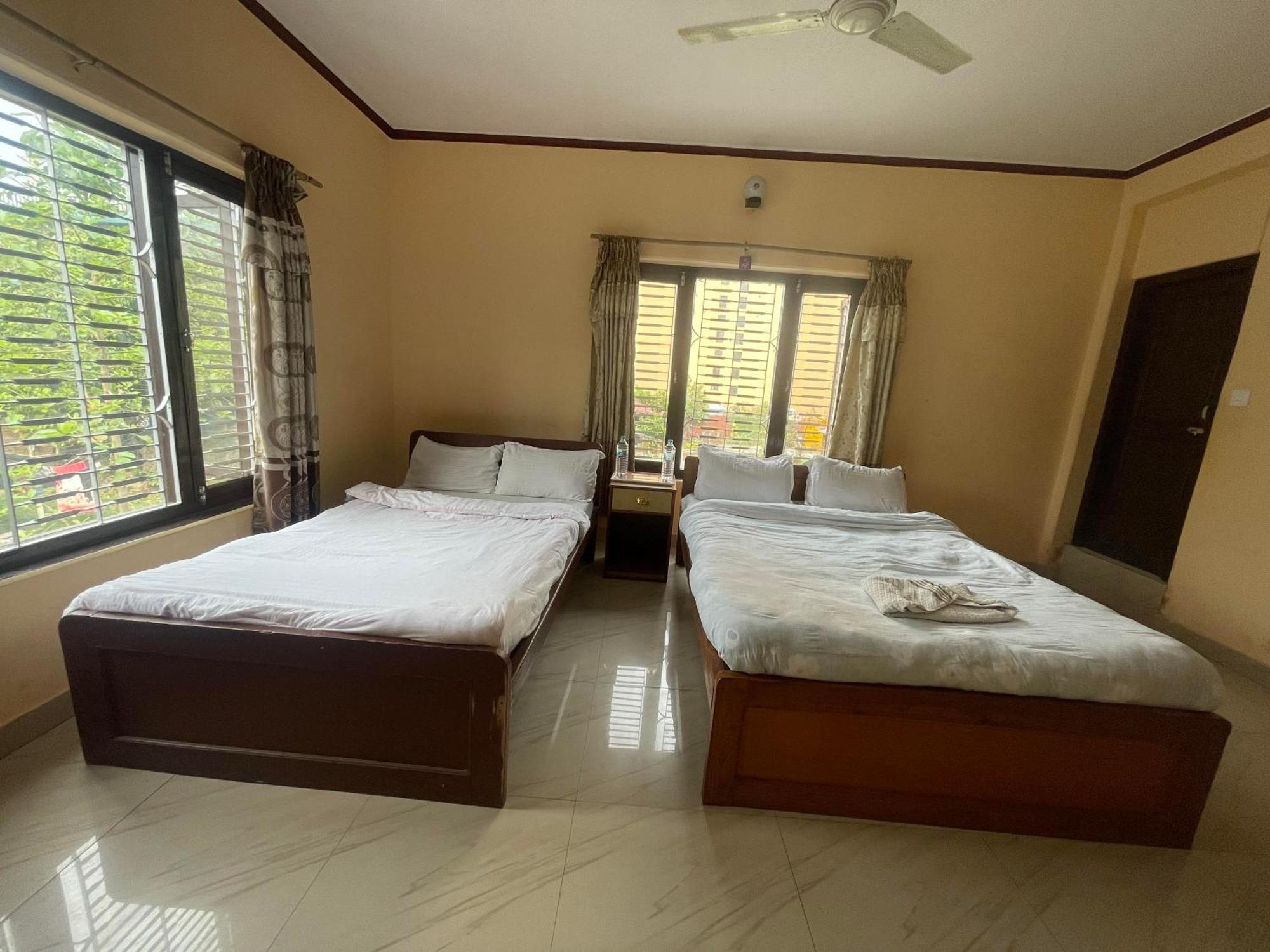 Hotel Peace Ganga Inn Pokhara Buitenkant foto