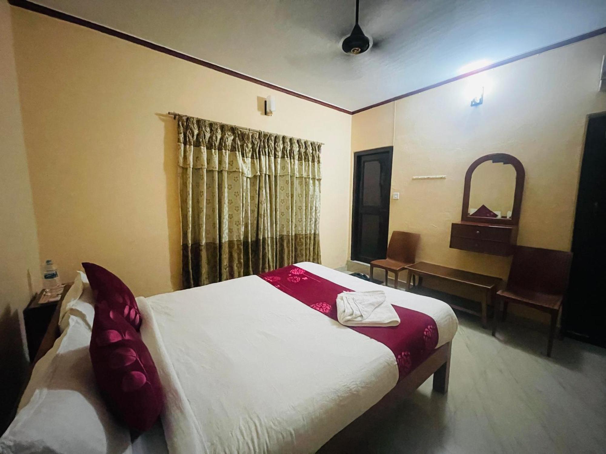Hotel Peace Ganga Inn Pokhara Buitenkant foto